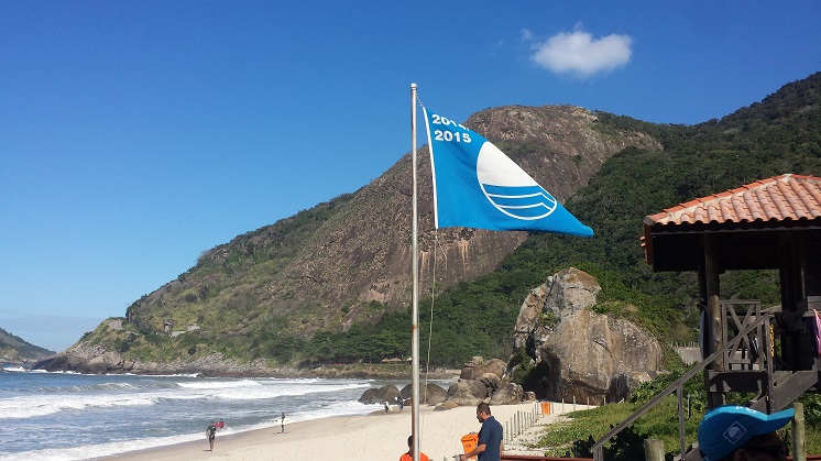 03_08_15_portal_interna_prainha_rj_bandeira_azul.jpg