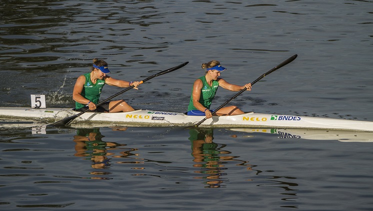 04_09_2015_portal_destaque_ana_paula_canoagem_brasileira.jpg