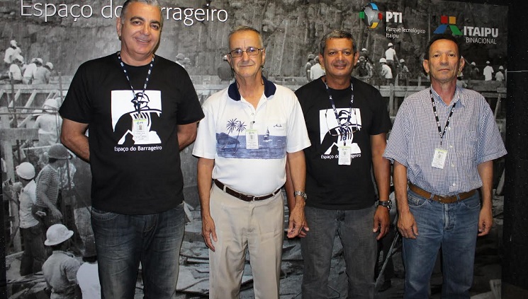 Luciano Luiz (primeiro à esquerda) e colegas barrageiros. Crédito: Divulgação