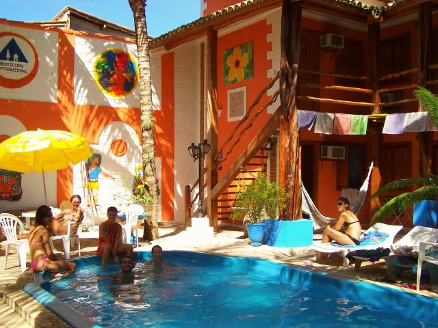 HI_Hostel_Arraial_dAjuda_-_galera_na_piscina_1794537451.jpg