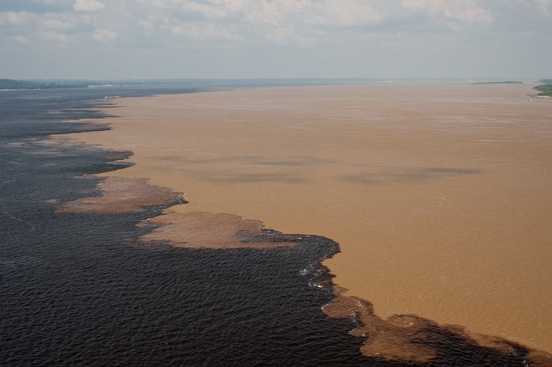 Encontro das águas do Rio Negro e Solimões (AM). David Rego jr.