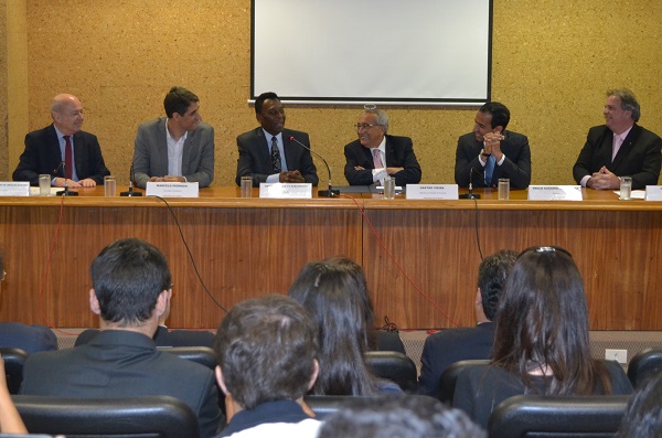 Pelé participa de cerimônia que oficializou repasse de recursos do MTur para museu sobre o Rei do Futebol