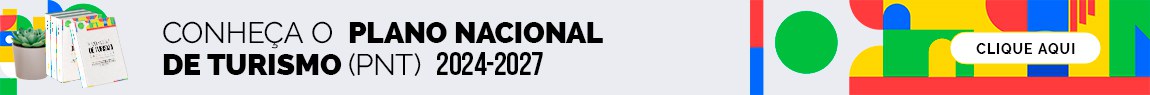 Banner com grafismos coloridos e a ilustração de dois livros. O texto principal é "CONHEÇA O PLANO NACIONAL DE TURISMO (PNT) 2024-2027". À direita, um botão com o texto "CLIQUE AQUI"