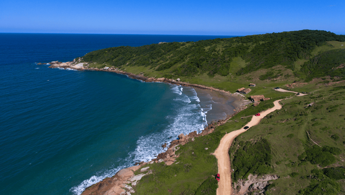 Garopaba atrai turistas com praias, dunas e a cultura do surfe no litoral catarinense