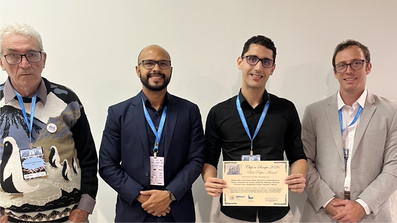 Quatro pesquisadores, um deles segurando um certificado