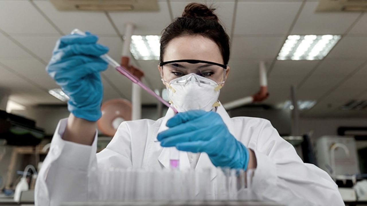 Pesquisadora em laboratório