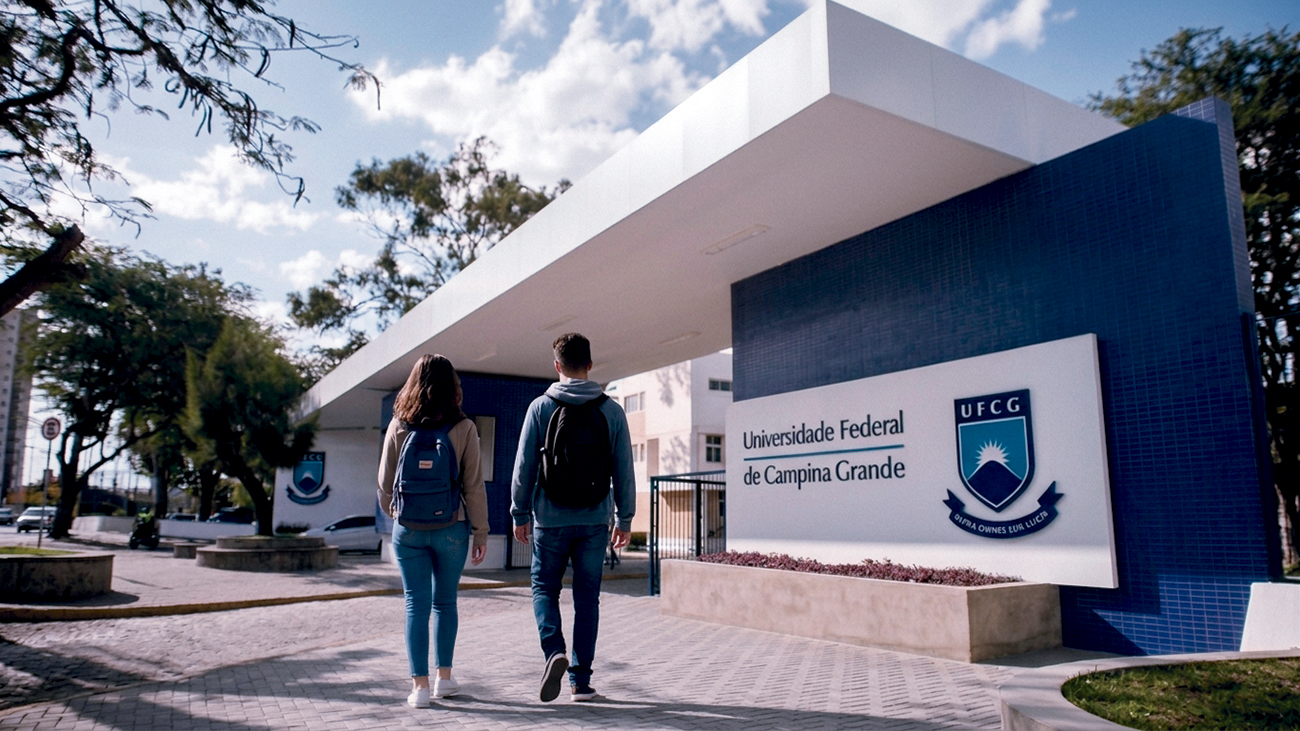Casal de estudantes entrando no campus da UFCG