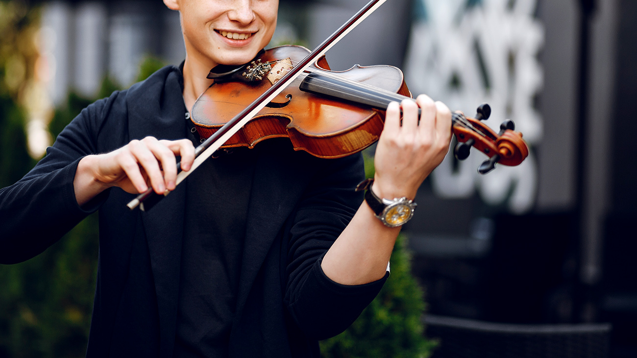 Um múisico tocando violino