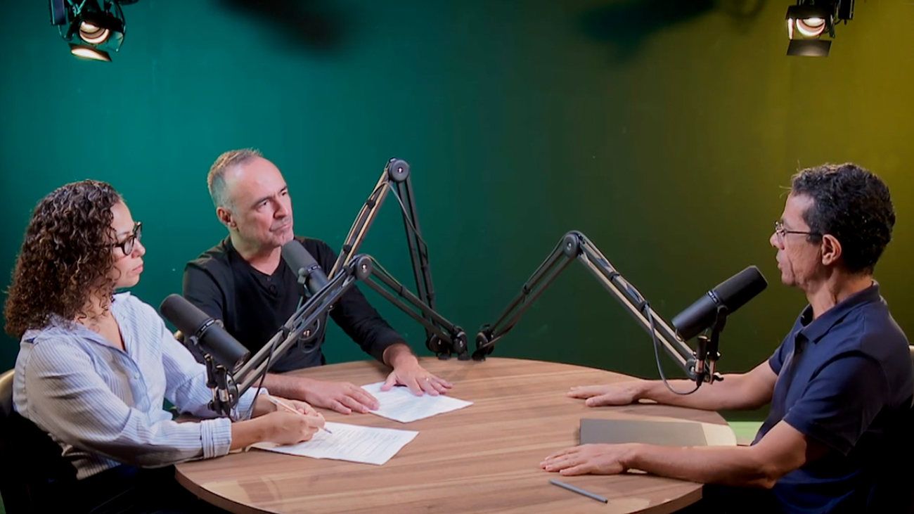 Dois jornalistas entrevistam o professor Carlos Galvão