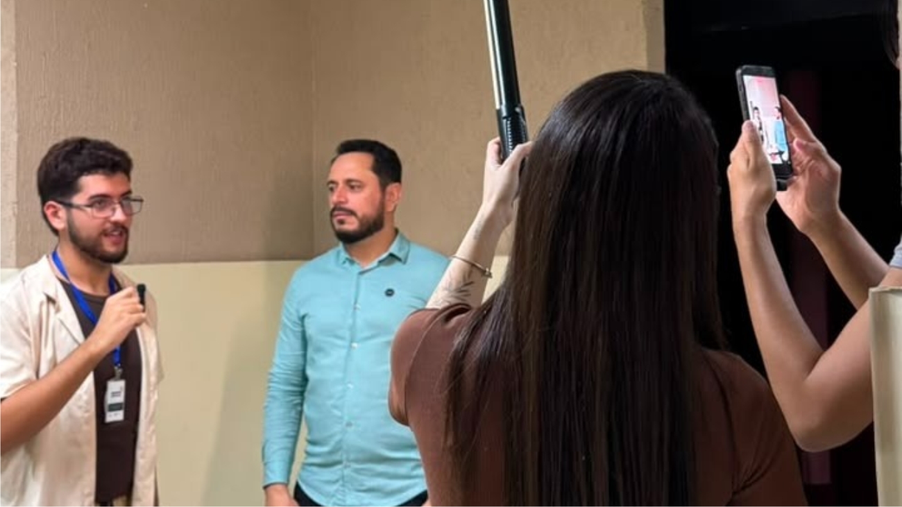 Aluno entrevistando jornalista