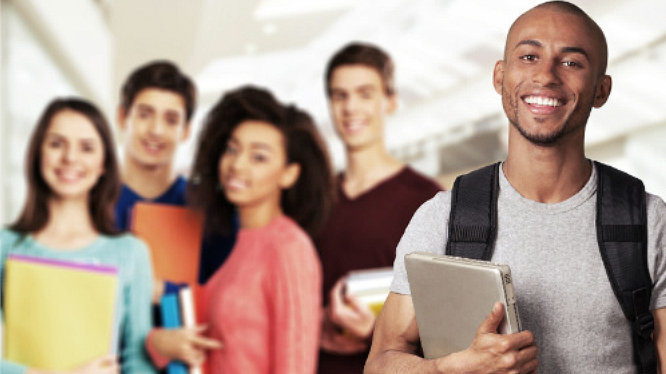 Estudantes sorridentes