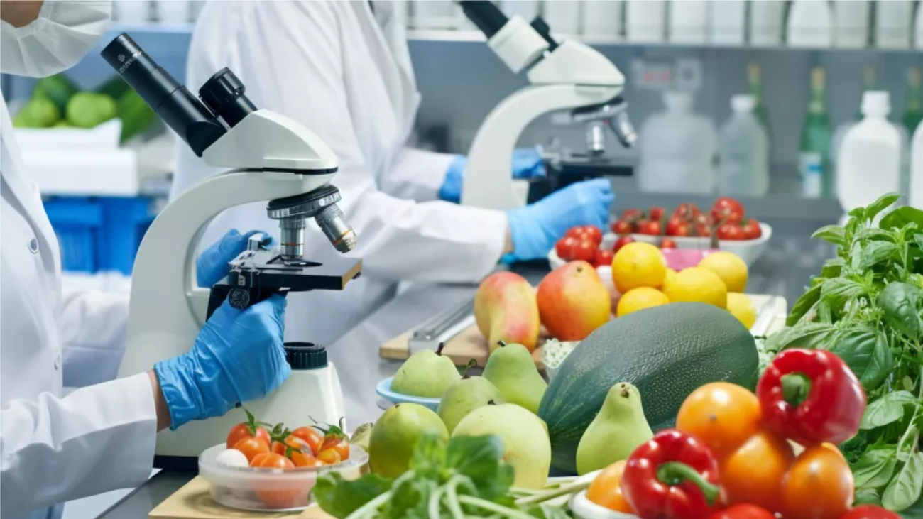 Pesquisador em laboratório de alimentos