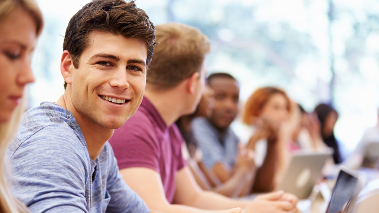 Estudantes em aula com notebooks