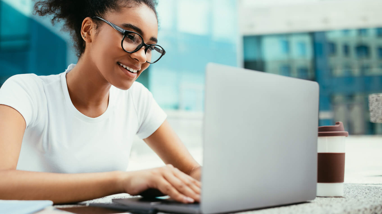 Jovem estudante olhando tela de notebook