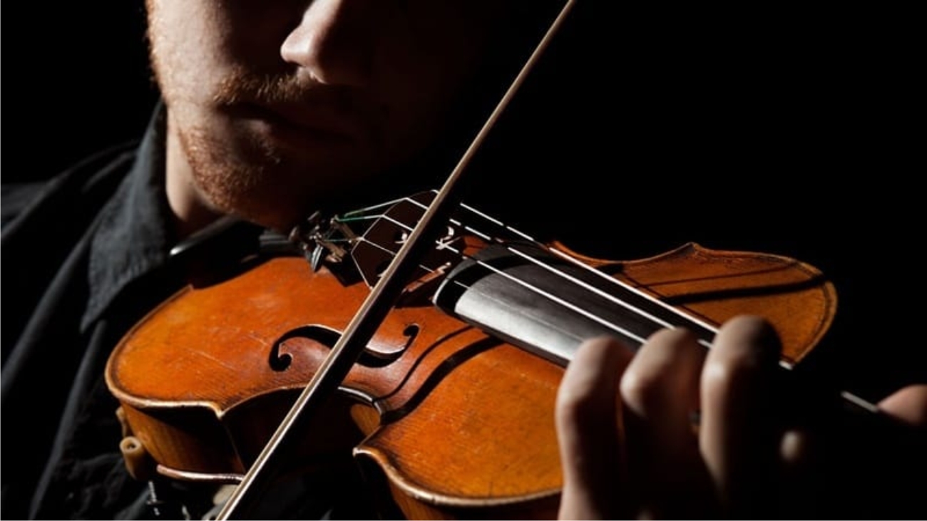 Um múisico tocando violino