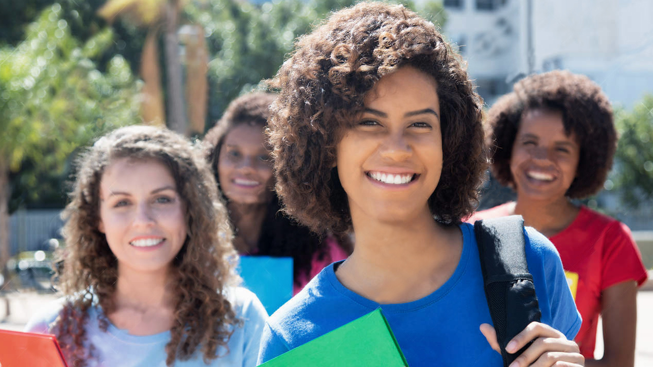 Grupo de estudantes sorrindo em ambiente externo, representando candidatos ao ingresso em cursos de graduação da UFCG pelo SiSU+ 2026.