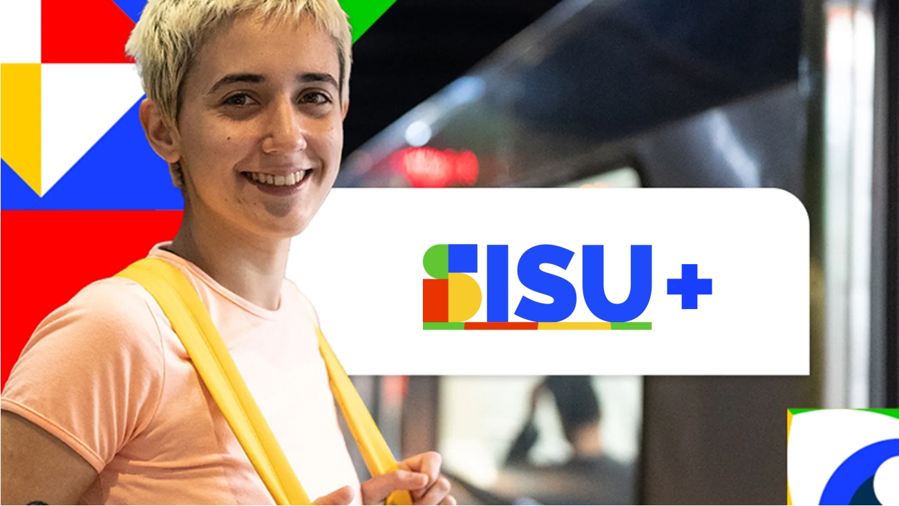 Peça gráfica de divulgação do programa ISU+, mostrando uma pessoa sorridente com mochila em primeiro plano. Ao centro, destaca-se o logotipo colorido do ISU+ sobre um fundo com elementos geométricos coloridos e cenário desfocado ao fundo.