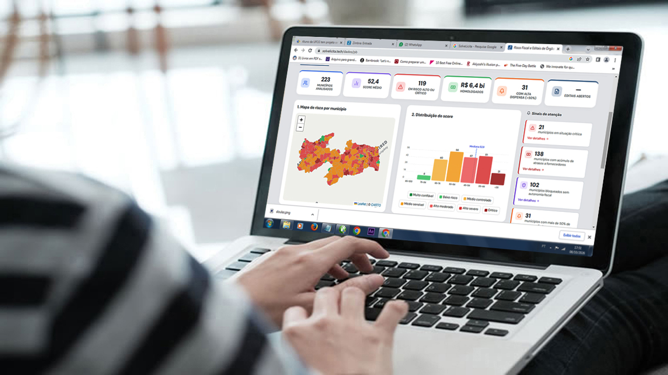Plataforma SolveLicita sendo acessada na tela de um notebook