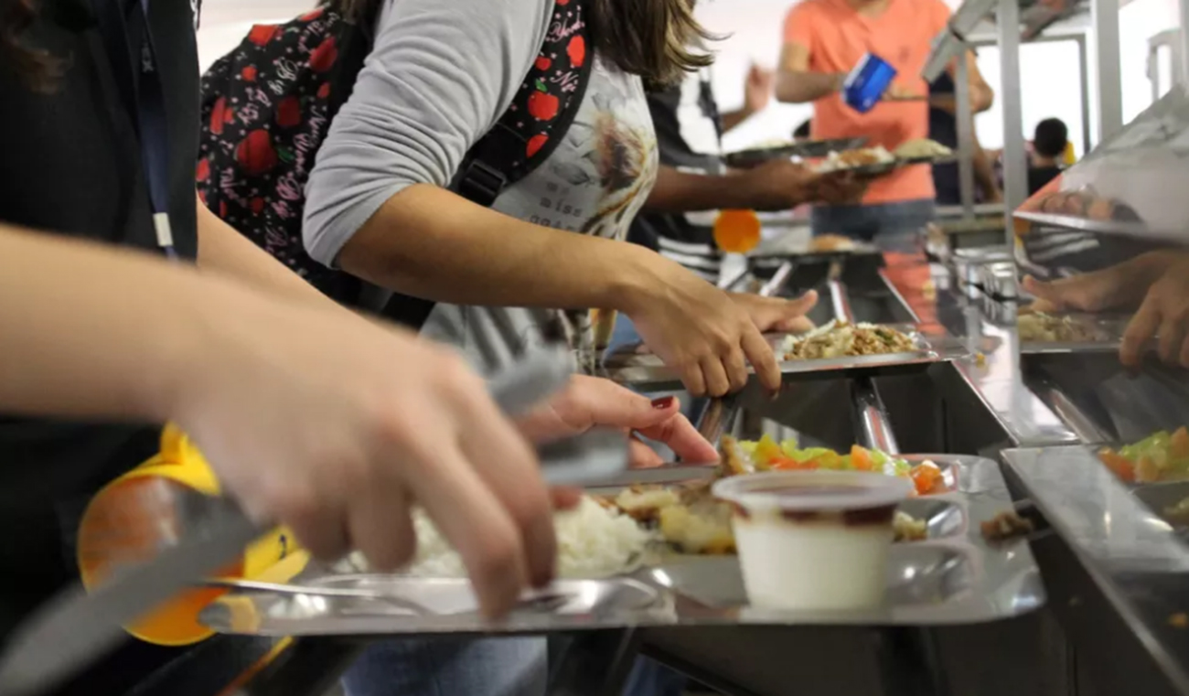 Alunos sendo atendidos em restaurante universitário