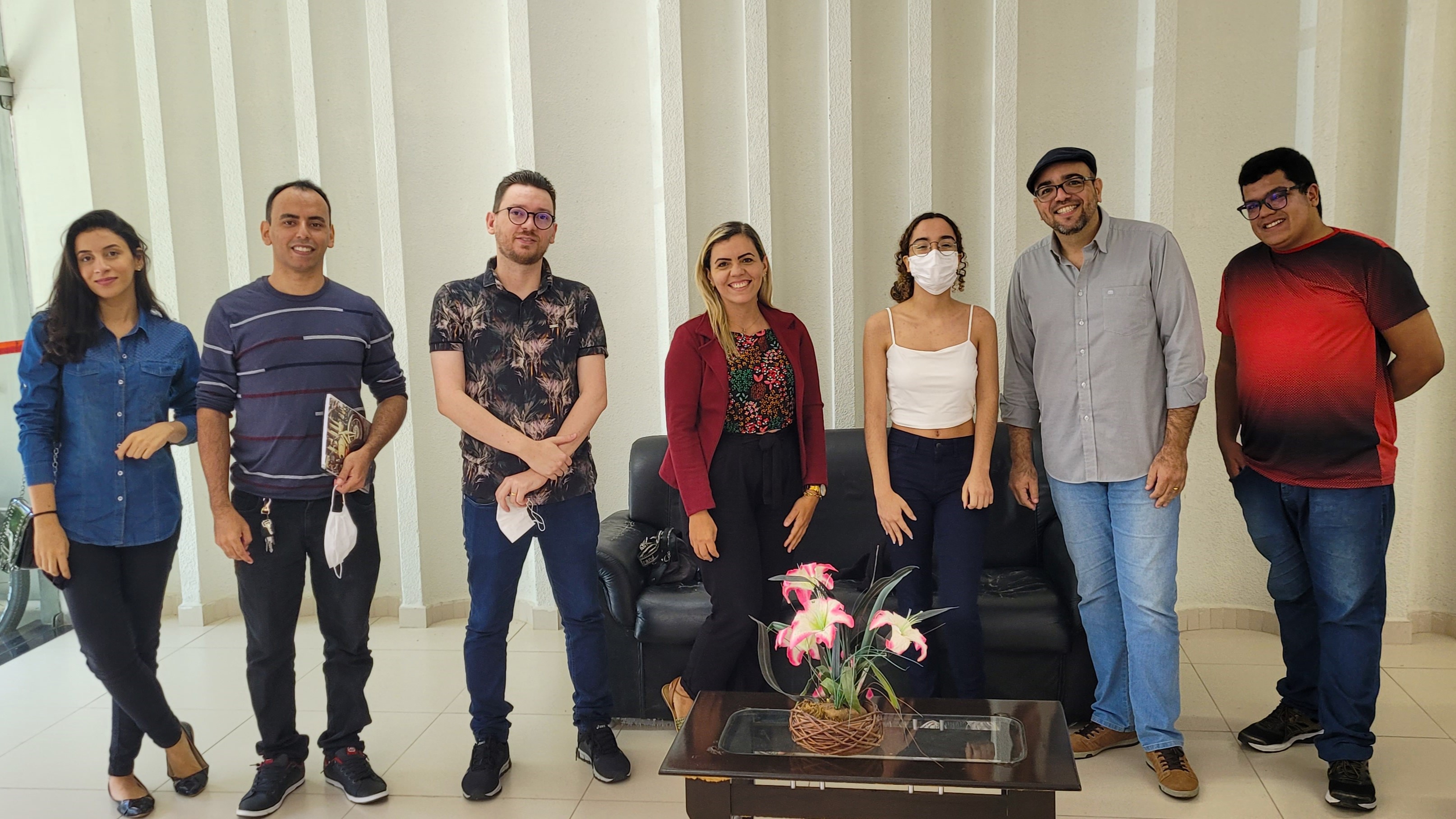 pessoas participantes do Grupo de Pesquisa em Ensino em pés sorrindo