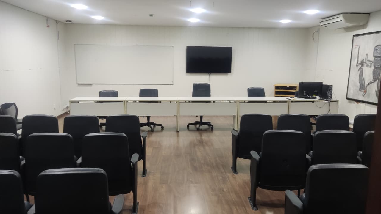 Auditório da Biblioteca Central da UFCG com estrutura para eventos acadêmicos e palestras.